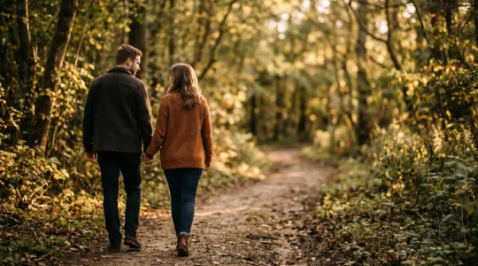 Couple en escapade romantique dans un cadre naturel authentique loin des destinations touristiques classiques