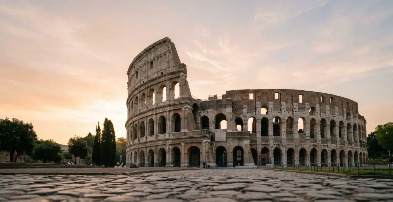 Vue panoramique atmosphérique du Colisée de Rome au crépuscule avec lumière dorée, sans foule ni texte visible