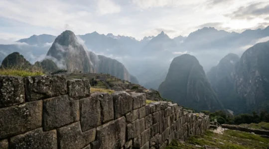 Détail de la maçonnerie polygonale inca avec pierres parfaitement ajustées dans un paysage montagneux andin