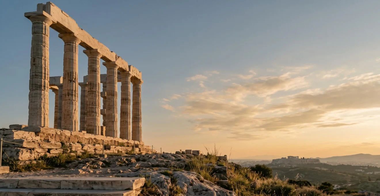 Vue majestueuse du Parthénon baigné de lumière dorée, symbole du culte antique d'Athéna sur l'Acropole d'Athènes